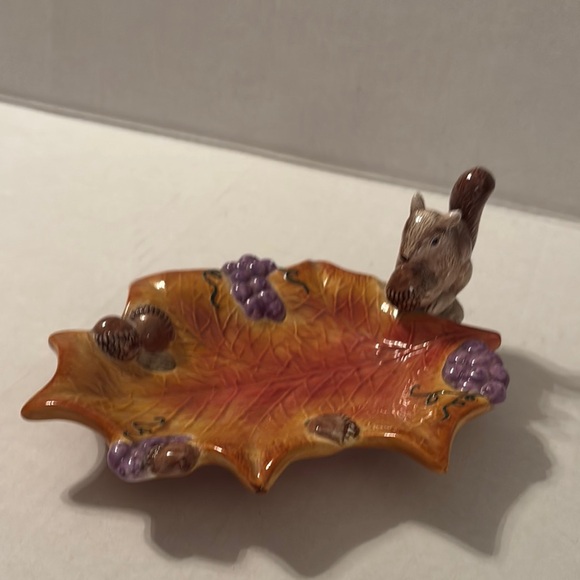 Autumn Leaf Trinket Dish with Squirrel Fitz  and Floyd - Picture 1 of 7
